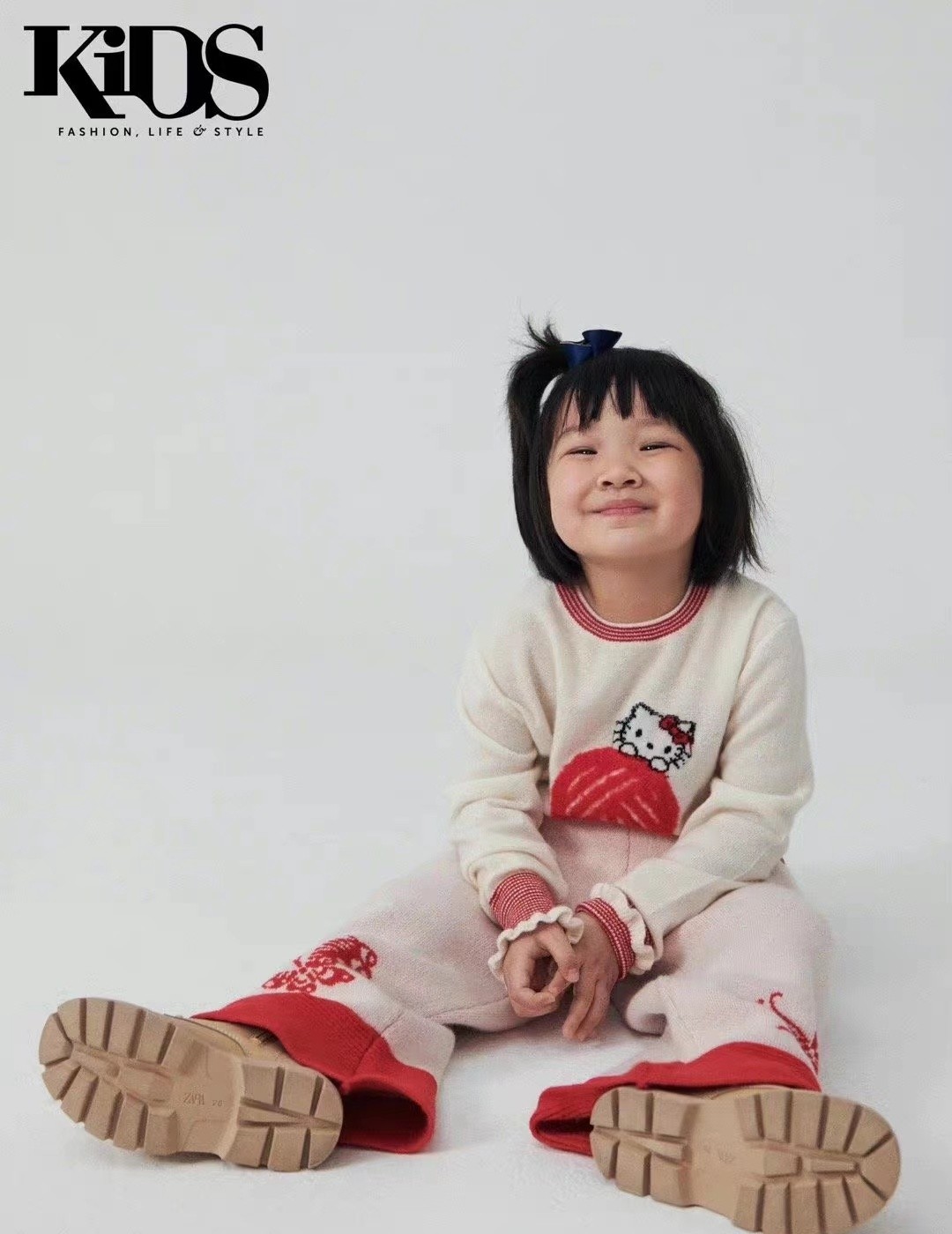 王祖蓝一家四口合体首封，妻子长腿抢眼，俩女儿和爸共用一张脸