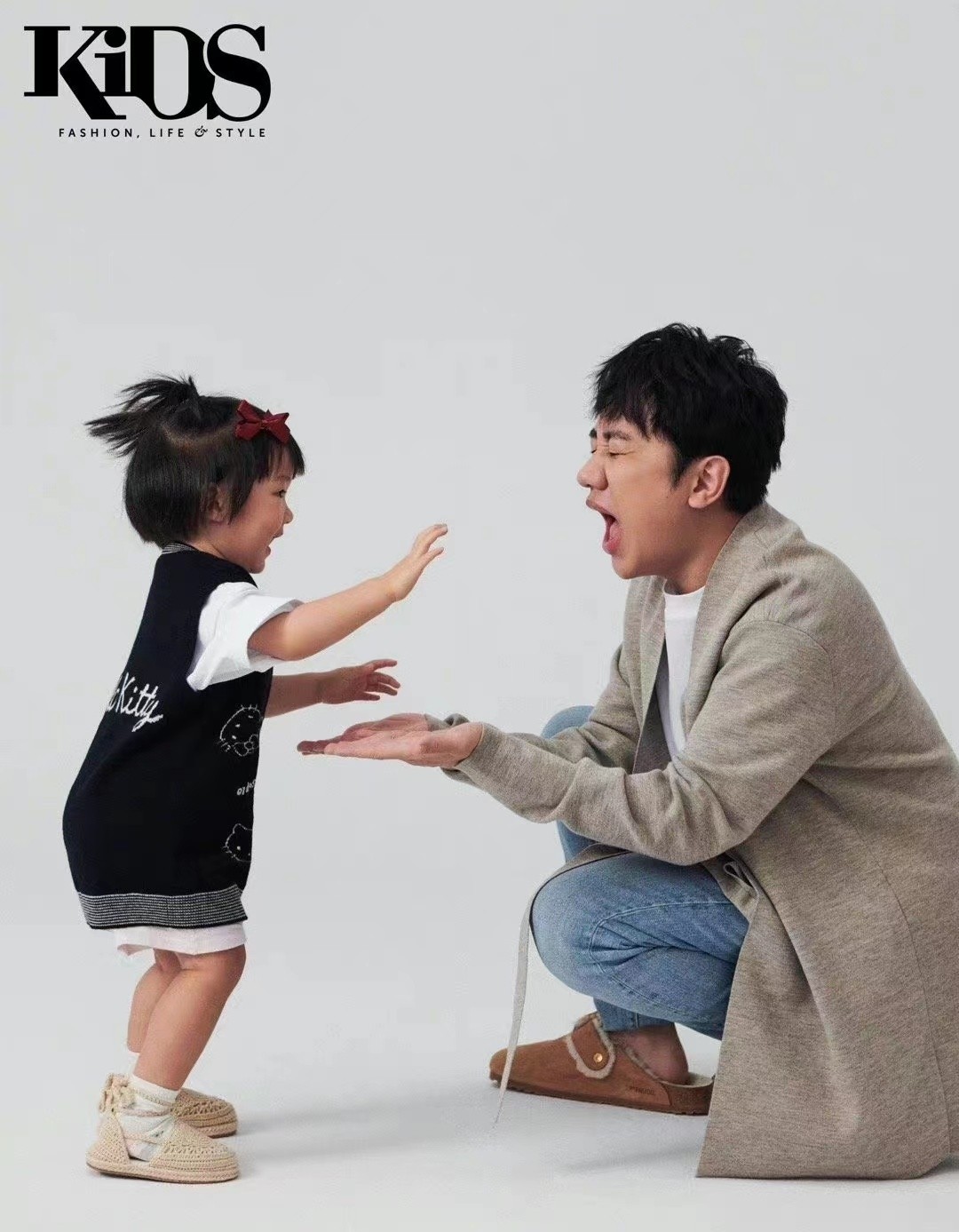 王祖蓝一家四口合体首封，妻子长腿抢眼，俩女儿和爸共用一张脸