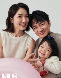 ​王祖蓝一家四口合体首封，妻子长腿抢眼，俩女儿和爸共用一张脸