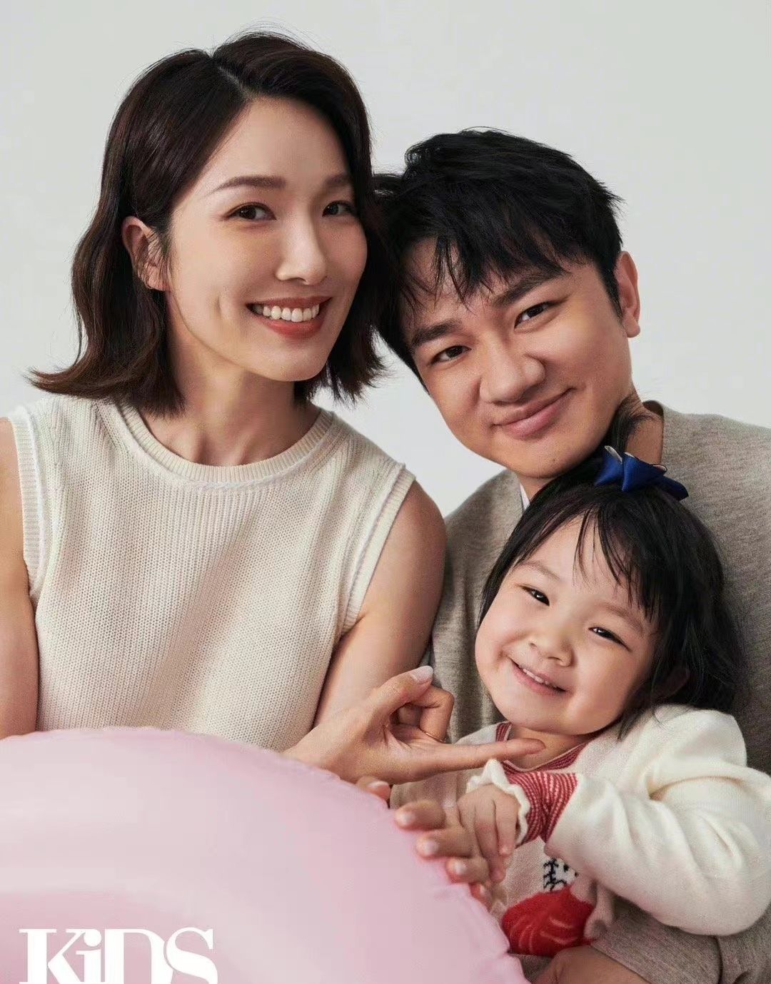 王祖蓝一家四口合体首封，妻子长腿抢眼，俩女儿和爸共用一张脸