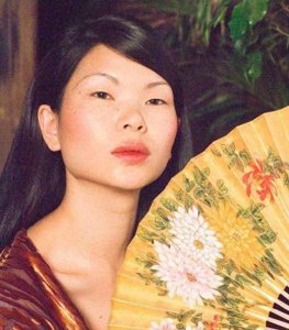 ​从乡下丑女到国际名模，37岁吕燕嫁帅气老公，7岁混血儿子颜值亮