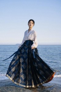 ​演员徐娇金鸡红毯上穿马面裙惊艳亮相，一改往日少女形象