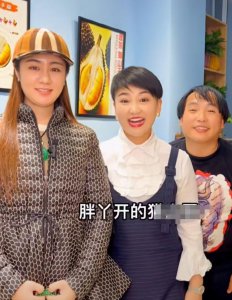 ​杨树林老婆胖丫出狱后开水果店，王小蒙现身宣传，腰围变粗不少