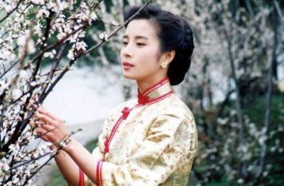​受到琼瑶偏爱的岳翎，情路却坎坷，遇到真爱后果断退出娱乐圈