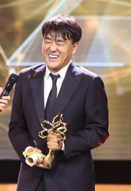 何冰老婆资料图片（国家一级演员何冰一顿饭捡了个老婆）