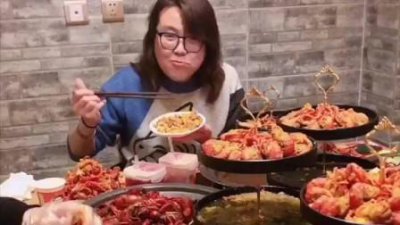 ​“浪胃仙”90后小伙子凭实力爆红网络，性别引发争议，他经历了啥