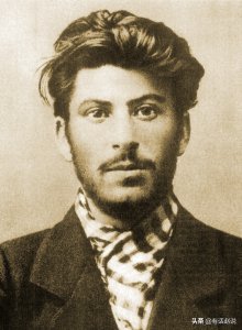 ​斯大林身高1.62米，来自1911年圣彼得堡帝国警察局档案