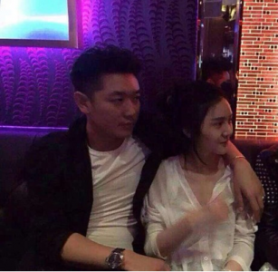 ​主持人田源被曝婚内出轨 与小三夜店激吻照曝光