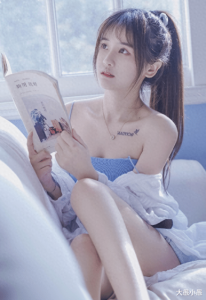 ​抖音网红杨清柠有多大胆?，吊带薄衫，齐根短裤，清纯又性感！
