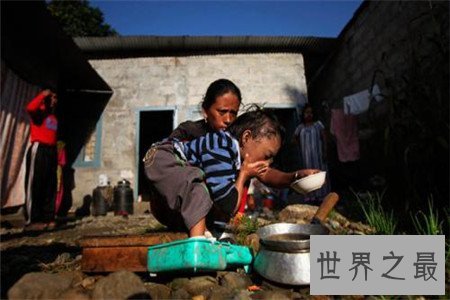 世界上最矮的人怎么可以这么矮，就连小猫小狗都会欺负他？