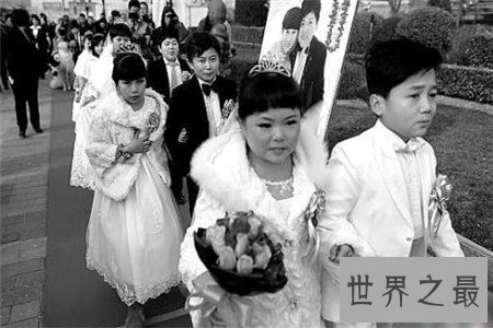 世界上最矮的人怎么可以这么矮，就连小猫小狗都会欺负他？