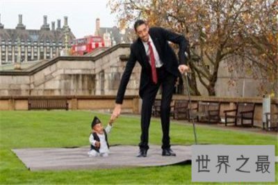 ​世界上最矮的人怎么可以这么矮，就连小猫小狗都会欺负他？