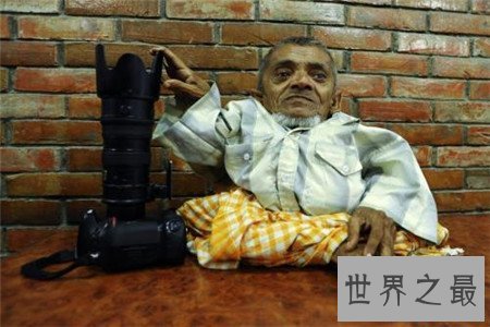 世界上最矮的人怎么可以这么矮，就连小猫小狗都会欺负他？