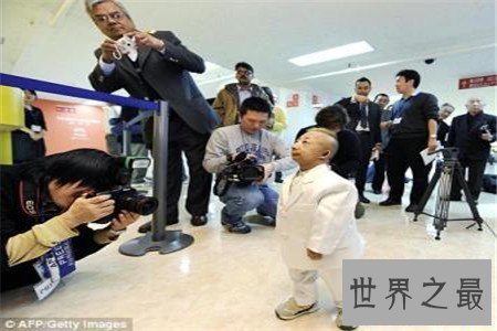 世界上最矮的人怎么可以这么矮，就连小猫小狗都会欺负他？
