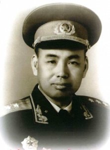 ​开国上将返乡，母亲衣衫褴褛不敢上前，他跪地痛哭：娘，我回来了
