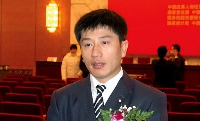 ​182万买手机靓号，诈骗13亿入狱，万里大造林的陈相贵又东山再起