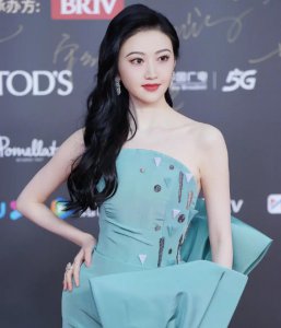 ​大冬天走红毯，女明星都很清凉，穿军大衣的令人羡慕