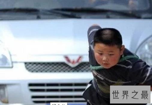 全球最有力量的孩子，两个小时内做4000多个俯卧撑！