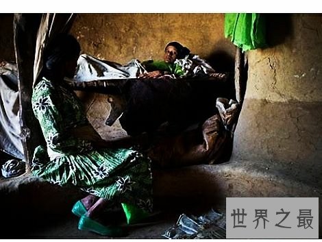 世界上10位最小的妈妈，年轻的让人怀疑人生。