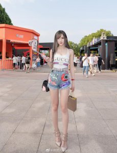 ​女神腐团儿生日夜黑丝美腿惨遭超管警告，这衣服穿着在顶风作案？