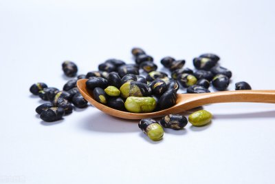 ​长白头发吃什么调理（为白发增多而烦恼？多吃这三种食物，滋补肝肾，乌发生发