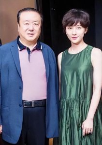 ​尤小刚个人资料简介：3段婚姻，妻子越娶越小，64岁当爸爸，如今生活幸福甜蜜