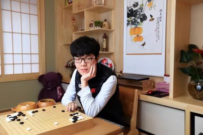 ​柯洁个人资料简介：他是当今中国围棋的领军人物，25岁就已夺得8个世界冠军