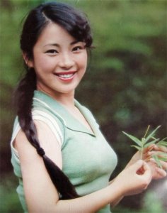 ​李连杰前妻黄秋燕现状如何(生下两女被李连杰抛弃，带女儿住地下室10年如今怎