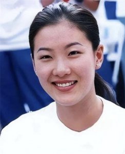 ​伏明霞个人资料简介：13岁获世界冠军，24岁嫁50岁富豪，婚后连生三胎