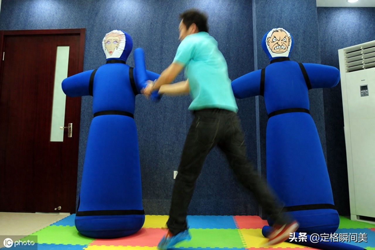 姑娘开“发泄屋”生意火爆  给钱随便砸  有顾客一次消费几千元