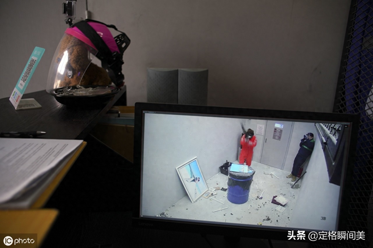 姑娘开“发泄屋”生意火爆  给钱随便砸  有顾客一次消费几千元