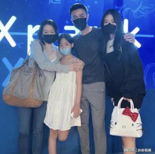 ​小S热舞意外踹倒老公珍藏版公仔 跪地向公仔道歉