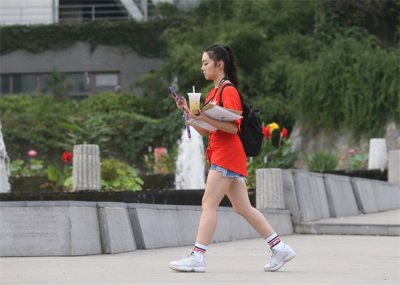 ​颜值爆表！南艺新生报到啦 俊男靓妹“开满园”
