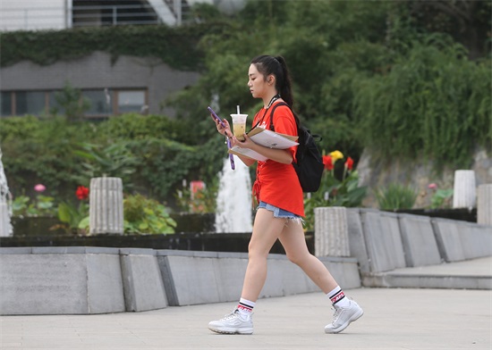 颜值爆表！南艺新生报到啦 俊男靓妹“开满园”