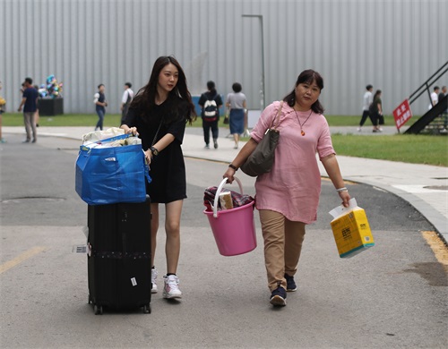 颜值爆表！南艺新生报到啦 俊男靓妹“开满园”