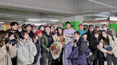 ​《问问星星吧》杀青(李敏镐晒合照，满怀深情地环抱住孔孝真)