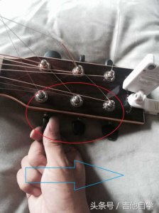 ​吉他换弦线的正确方法（四步教你如何给自己的吉他换弦）