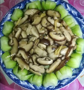 ​香菇扒油菜的东北做法，清淡好吃又好看，天热吃它比吃荤菜鲜