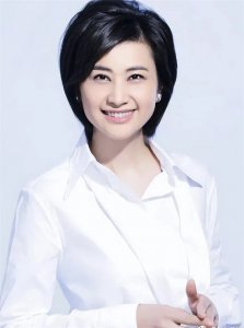​主持人吴小莉简介：她和亲哥浙江相认，哥哥一贫如洗，为何她伸手相助却遭拒绝