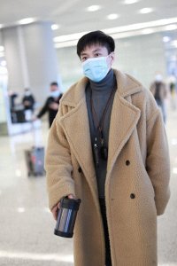 ​周一围穿搭灰色高领打底外搭卡其色风衣，发型随意很帅气