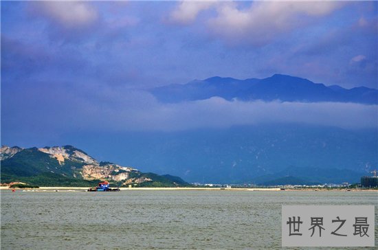 中国最大的淡水湖，与长江相通具有丰富自然资源