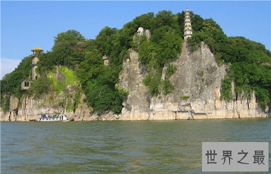 中国最大的淡水湖，与长江相通具有丰富自然资源