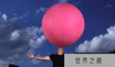 ​英国男子曼吉特·辛格(MangitSingh)是世界上最大的肺活量,他吹出了1公斤气球