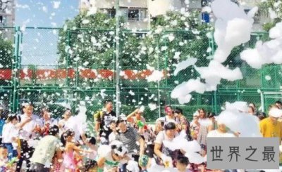​英国152人淋浴创造最多人集体淋浴的世界纪录