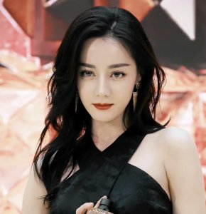 ​迪丽热巴整容了？(热巴的嘴巴变得很奇怪，网友说丰唇了？)