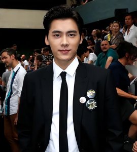 ​李易峰最新露面(李易峰被通报32天后，网友晒出李易峰路人下的镜头视频)