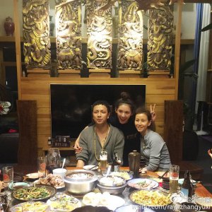 ​张予曦整容网红前照片对比(看了她整容前照片，你还觉得张予曦跟她妈一样美？)
