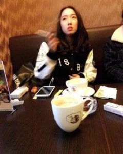 ​孟美岐黑历史照片(孟美岐黑抽烟动作熟练，一气呵成，一个熟女的感觉)