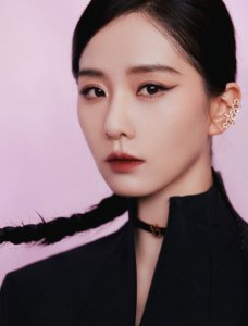 ​刘诗诗身穿黑色套装 酷感妆容尽显气场