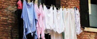 ​如何把白色衣服洗白,可以用小苏打吗 怎么用小苏打洗白色衣服